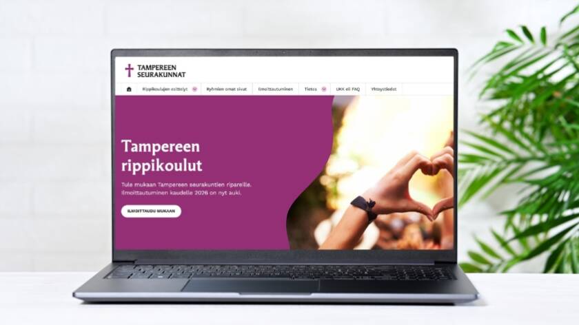 Kannettavan tietokoneen näytöllä Tampereen seurakuntien rippikoulusivuston etusivu.