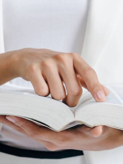 Finger längs ord i boken.