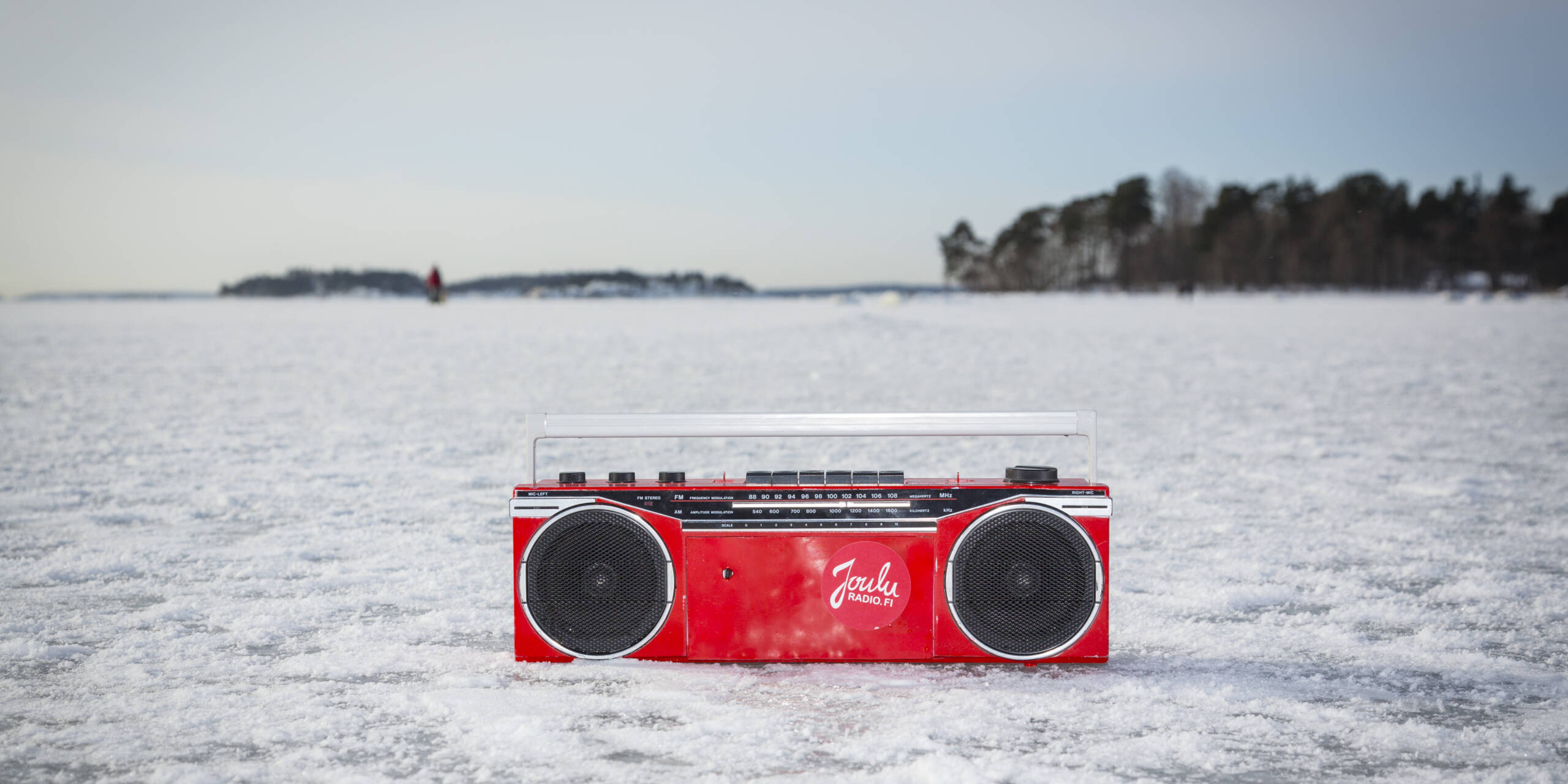 Punainen radiovastaanotin jäällä.