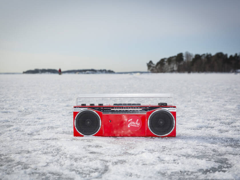 Punainen radiovastaanotin jäällä.