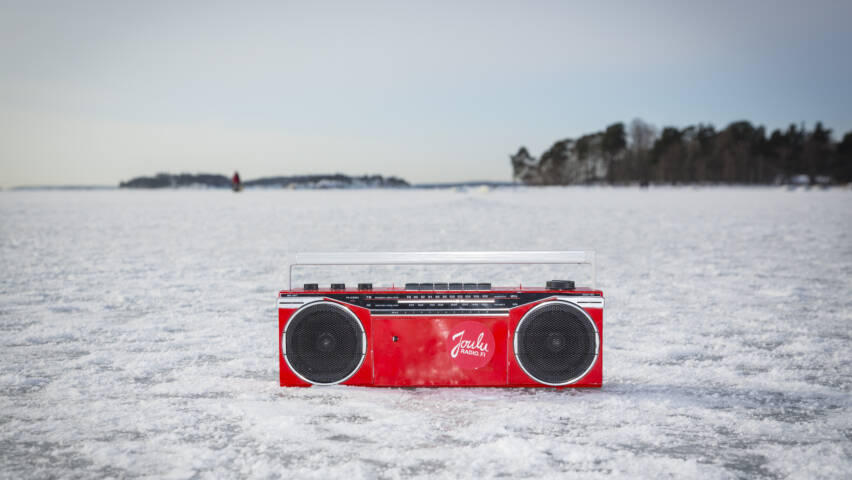 Punainen radiovastaanotin jäällä.
